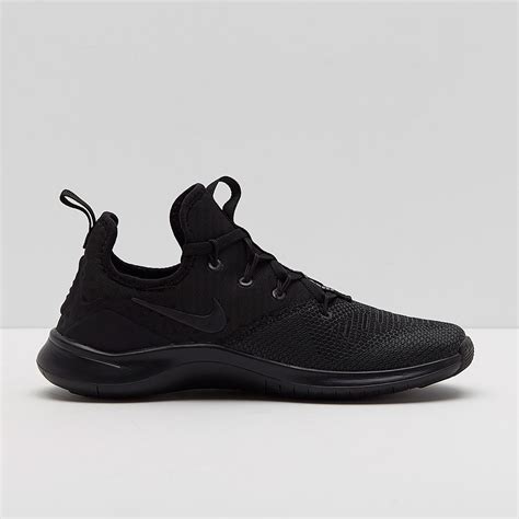 solid black nike women's shoes.